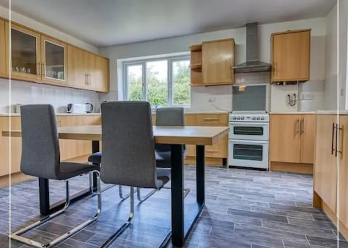 Your Peaceful Escape 8-Bedroom Home In Nottingham - Near City Hospital, Sherwood & Close To City Centre