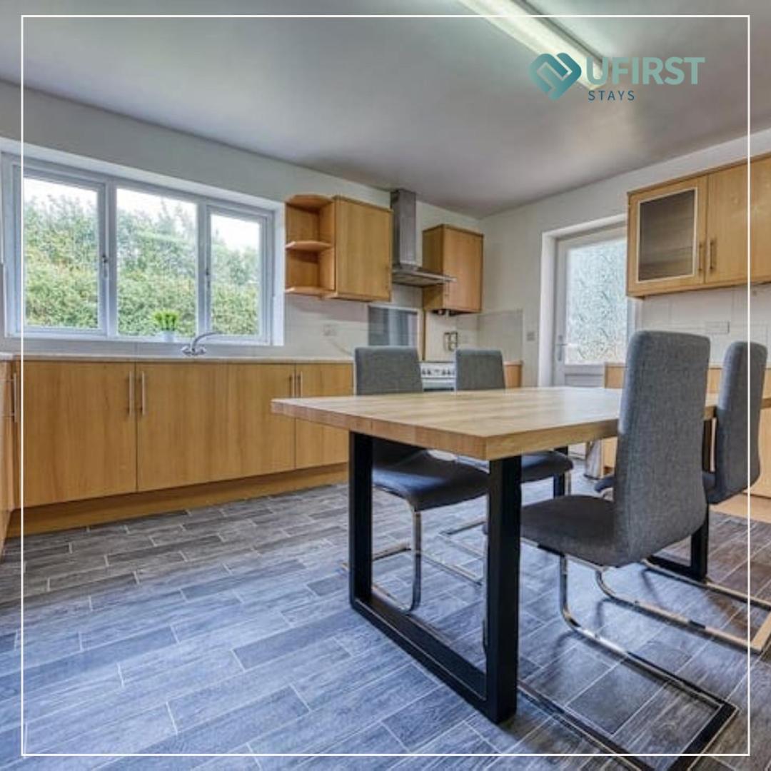 Your Peaceful Escape 8-Bedroom Home In Nottingham - Near City Hospital, Sherwood & Close To City Centre *